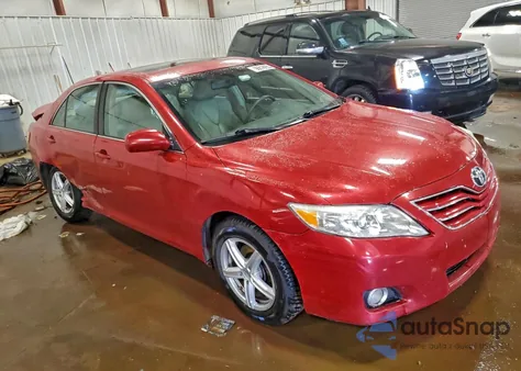 2010 Toyota Camry Base z USA, uszkodzony, nr VIN 4T4BF3EK7AR050649